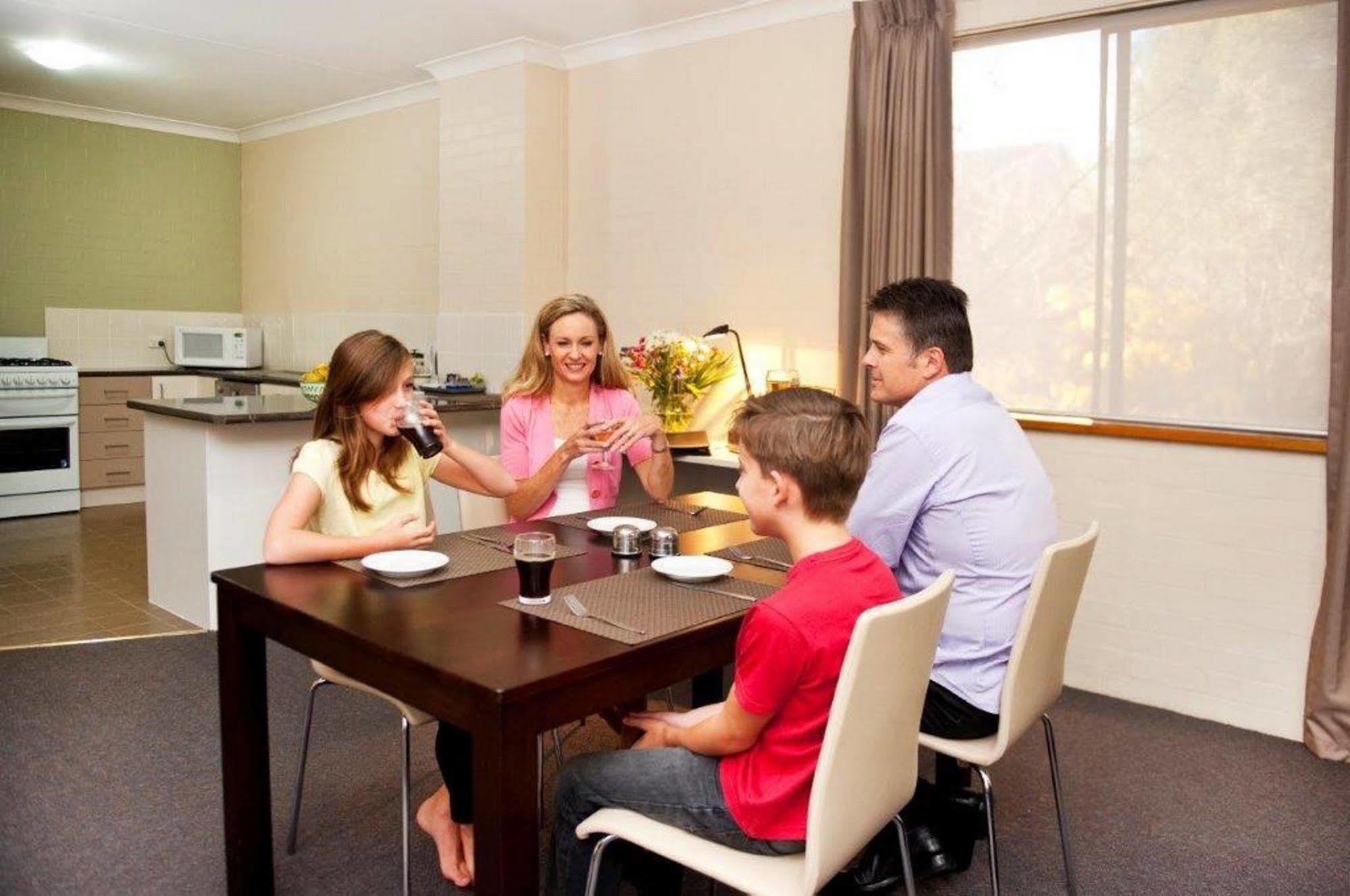 Oxley Court Serviced Apartments Canberra Exterior foto